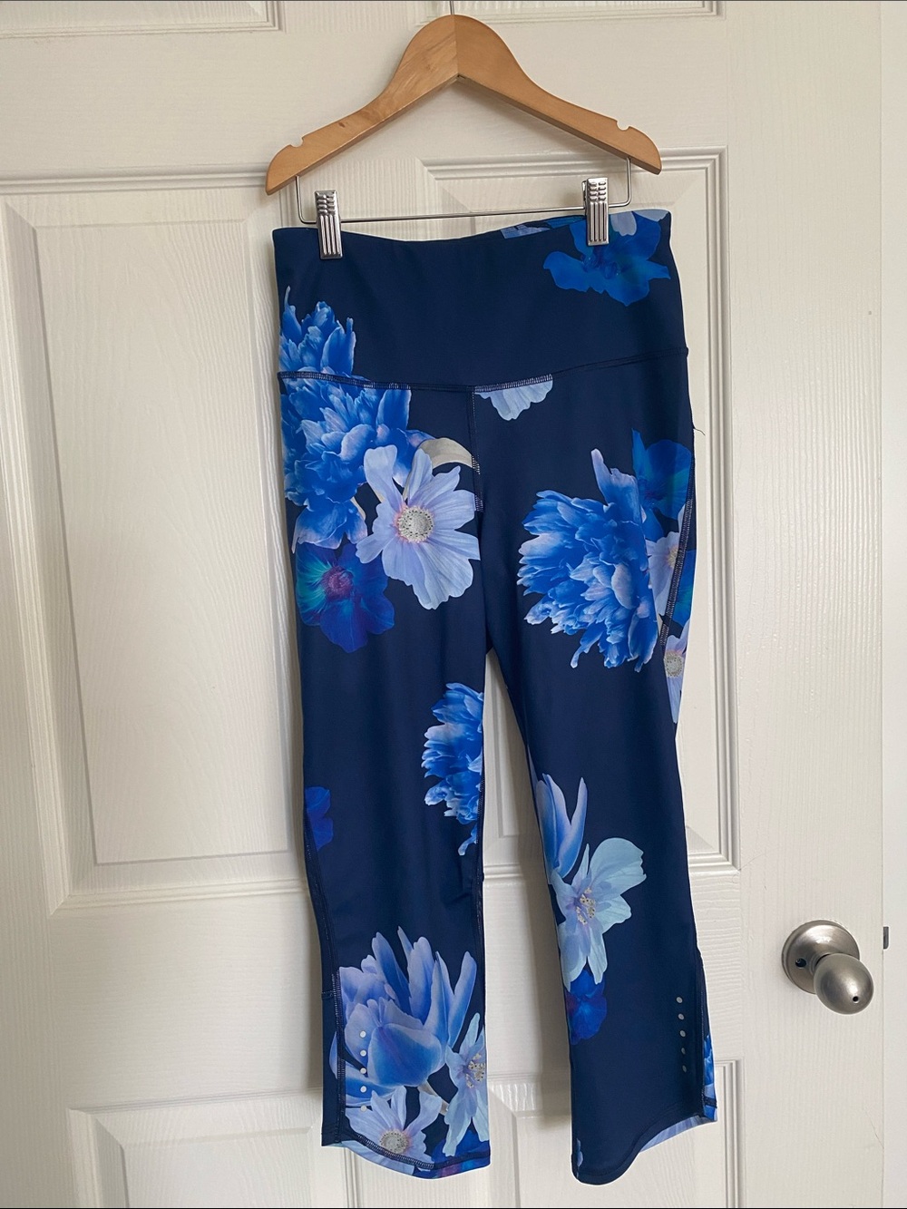 Old Navy Navy Floral Crop Leggings